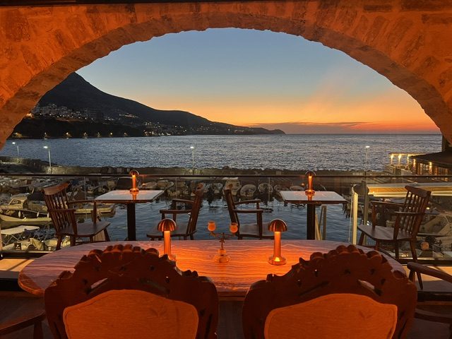 Fenha Karaburun'da taş kemer altından gün batımı manzarası